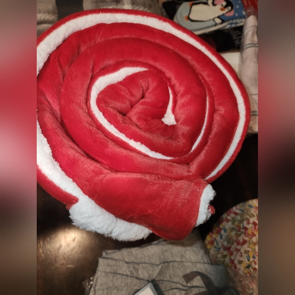 NWT, red threshold plush throw - Picture 2 of 2